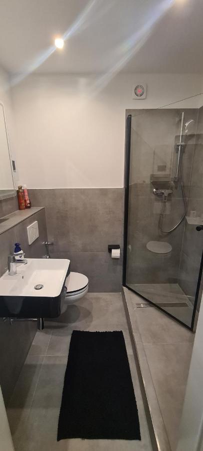 Schoene 2 Zimmer Apartment In Krefeld City, Monteur Wohnung Netflix & Prime Εξωτερικό φωτογραφία